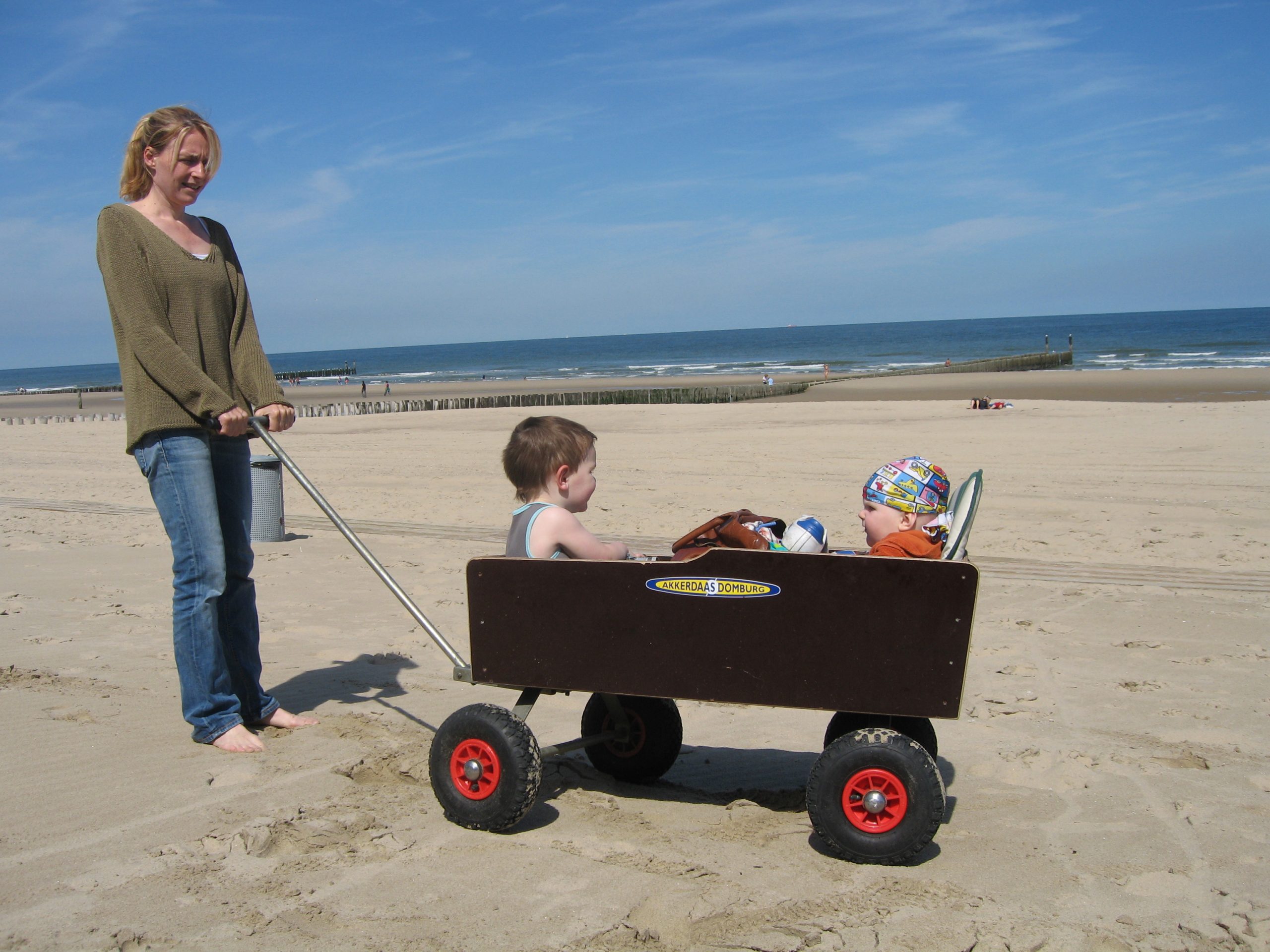 On the move Jacobine, Mosi & Nick at the beach in Domburg