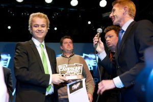 Wilders Geert Wilders met drie juryleden (Jack de Vries, Kay van der Linde en Erik van Bruggen)